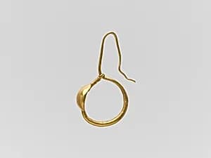 Gold earring with convex disk by Unknown Artist