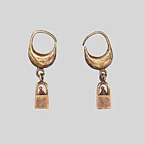 Gold pendant by Unknown Artist