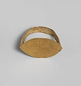 Gold ring with elliptical bezel by Unknown Artist