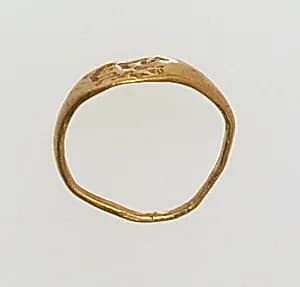 Gold ring with inscribed bezel by Unknown Artist