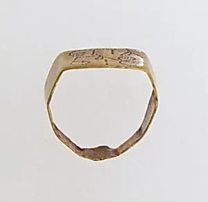 Gold ring with inscribed bezel by Unknown Artist