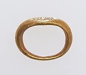 Gold ring with inscribed bezel by Unknown Artist