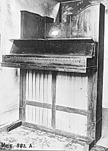 Upright Piano (Ditanaklasis) by Matthias Müller