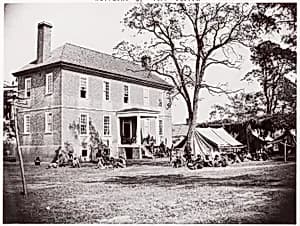 [Mitchell's Plantation, Hopewell, Virginia] by Mathew B. Brady|Unknown