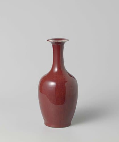 Eivormige vaas met een rood glazuur by anonymous