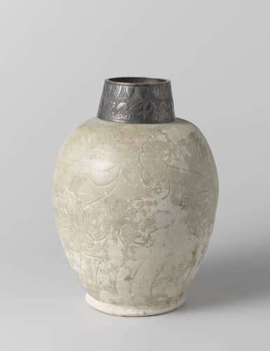 Eivormige pot met bloemranken en zilveren montuur by anonymous
