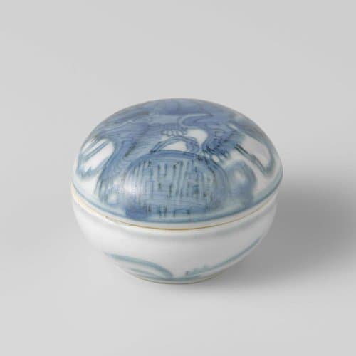 Round box with a shishi by anonymous