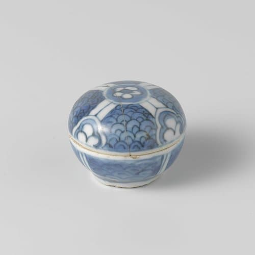 Round box with a wave pattern and blossoms by anonymous