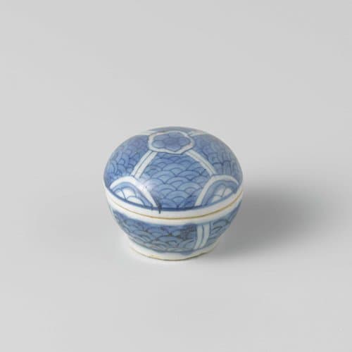 Round box with a wave pattern and blossoms by anonymous