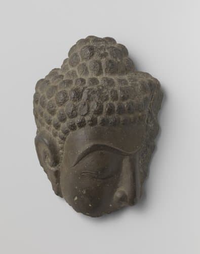 Fragment van een boeddhahoofd by anonymous