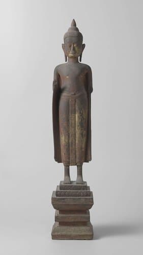 Boeddha op voetstuk by anonymous
