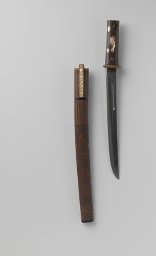 Zwaard met houten greep met versiering van vissen en schelpen; houten schede versierd met snijwerk; kozuka by anonymous