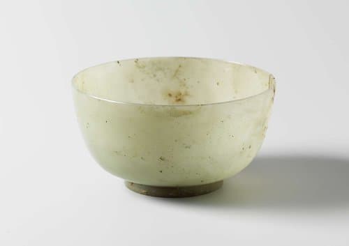 Kom van gladgepolijste jade by anonymous