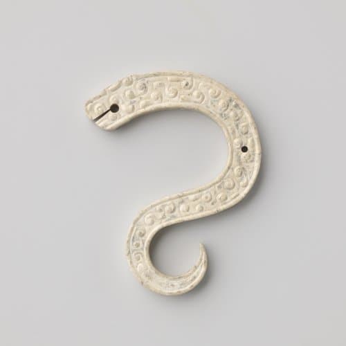 Ornament in de vorm van een S-vormige slang by anonymous