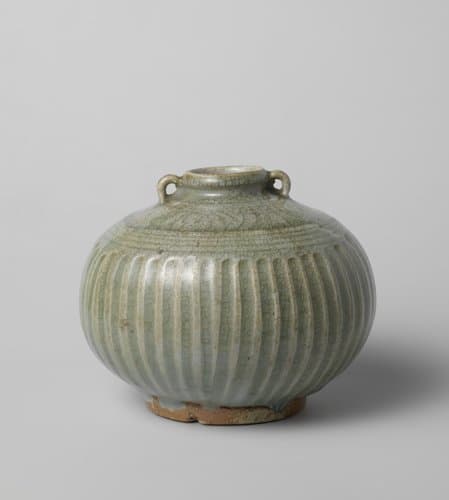 Geribde pot met ingegrifte decoratieve banden by anonymous; anonymous