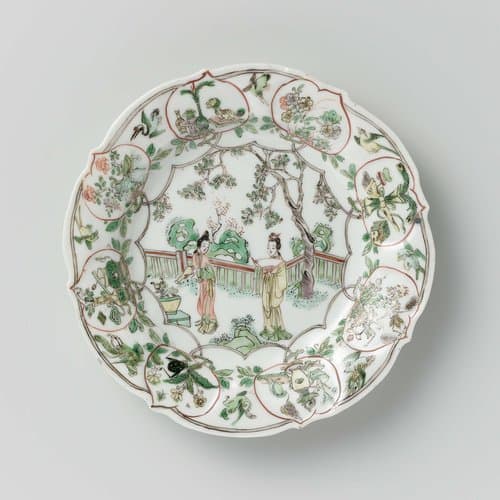 Bord met twee vrouwen in een omheinde tuin, antiquiteiten en bloemtakken by anonymous