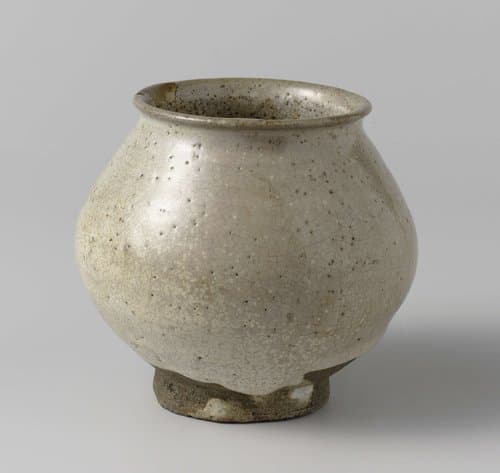 Pot met een crèmekleurig glazuur by anonymous