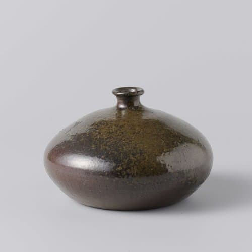 Flesvormige vaas met een groenbruin glazuur by Yaheita (Yaheiji ?); Yaheita (Yaheiji ?)