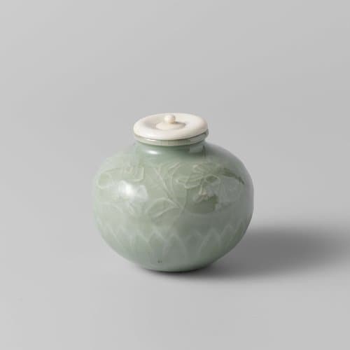 Tea caddy with floral scrolls and petal motifs by anonymous; anonymous