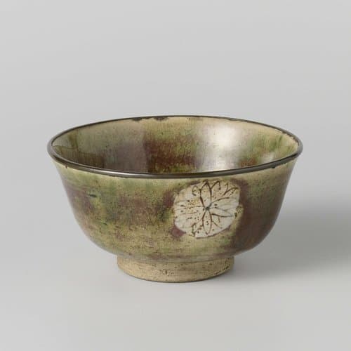 Theekom met chrysanten by anonymous; anonymous