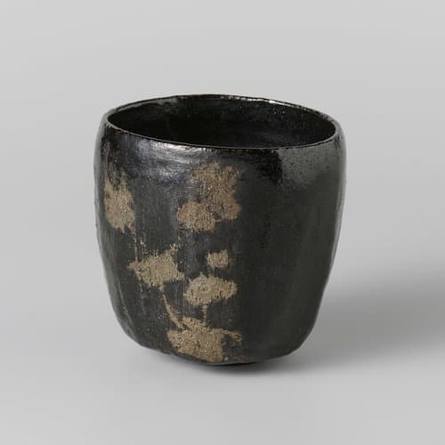 Zwarte theekom met plantmotieven by anonymous; anonymous
