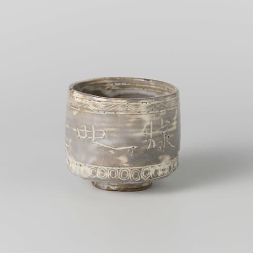 Theekom met karakters en decoratieve banden by anonymous; anonymous
