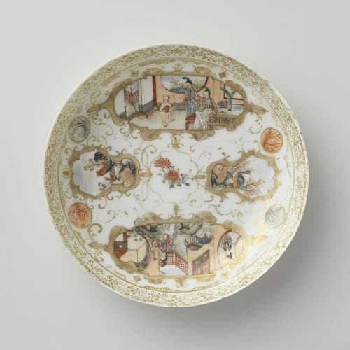 Klokvormige kop met vrouwen, vogels en landschappen in cartouches tussen ranken by anonymous