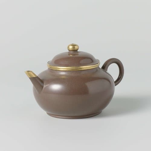 tea pot of red stoneware with gold rims by anonymous