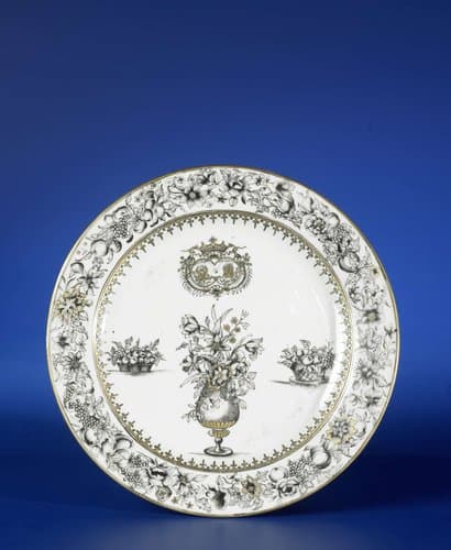 Bord met een bloemenvaas, fruitmanden en monogram by anonymous