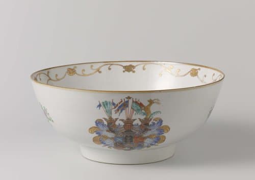 Kom met een familiewapen en Europese decoratieve band by anonymous