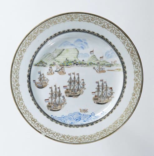 Bord met Hollandse schepen voor anker in de Tafelbaai by anonymous