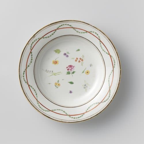 Soepbord met losse bloemen en een decoratieve band by anonymous