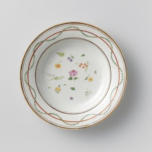 Soepbord met losse bloemen en een decoratieve band by anonymous