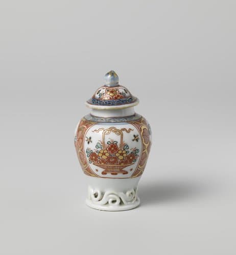 Eivormige theebus met deksel met bloemenmand en rivierlandschap in cartouches by anonymous