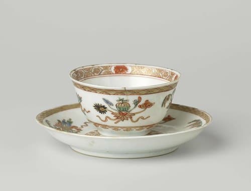Klokvormige kop en schotel met gelukssymbolen en decoratieve banden by anonymous