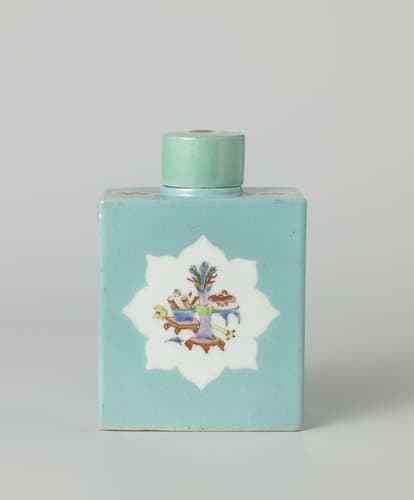Rechthoekige theebus bedekt met lichtblauw glazuur en antiquiteiten in cartouches by anonymous