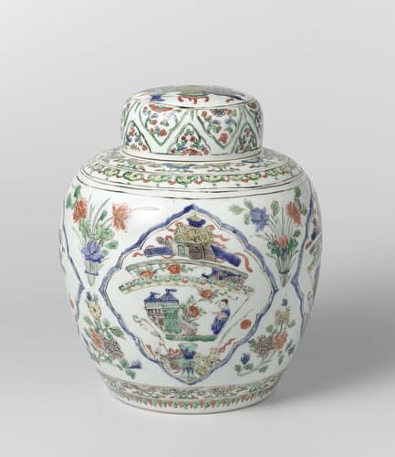 Eivormige dekselpot met antiquiteiten en bloemtakken by anonymous