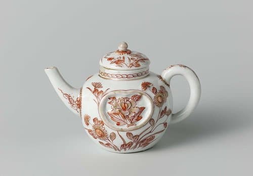 Theepot met bloeiende planten, een haan en een kip by anonymous