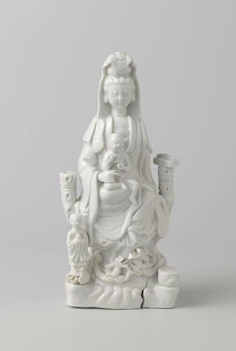 Beeld van een zittende Guanyin met kind, draken en adorant by anonymous