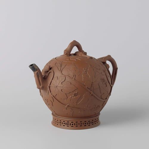 Theepot met druivenranken en eekhoorns by anonymous