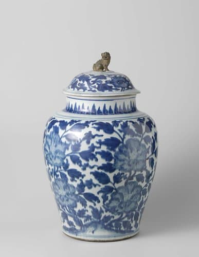 Eivormige dekselpot met grote pioenen by anonymous