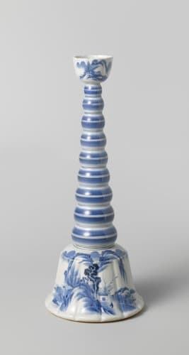 Kandelaar met conische knobbelsteel en kaarsenhouder en voet met een rivierlandschap by anonymous