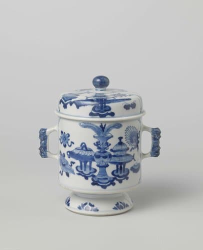 Cilindrische dekselpot op voet met kostbaarheden en antiquiteiten by anonymous