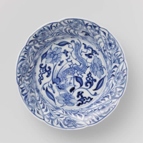 Schotel met feng huang tussen bloemtakken by anonymous