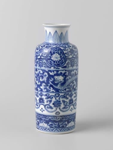 Cilindrische vaas met draken en bloemranken by anonymous
