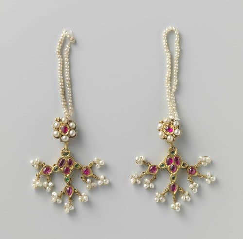 Pair of earrings (pipalpati) by anonymous