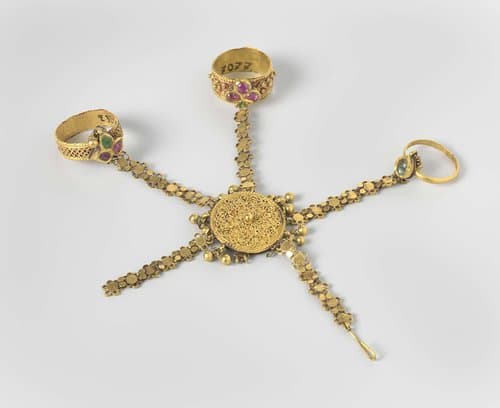 Pair of hand jewels with rings (hathiphul) by anonymous