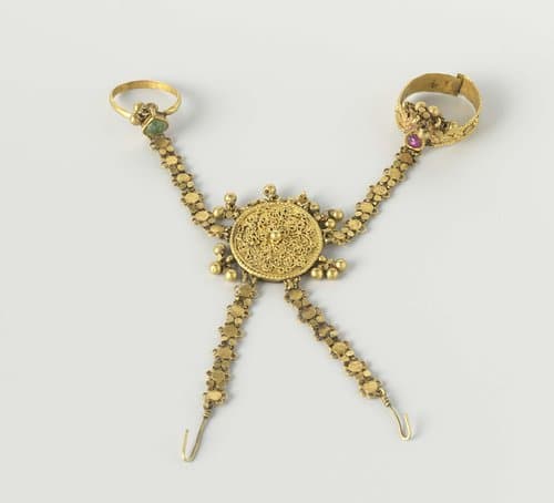 Pair of hand jewels with rings (hathiphul) by anonymous