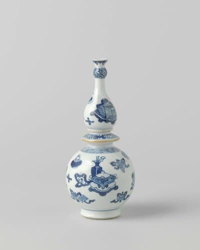 Flesvormige vaas met antiquiteiten, kostbaarheden en gelukssymbolen by anonymous