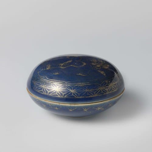Ronde doos met bleu poudré, rotsen en bloeiende planten by anonymous